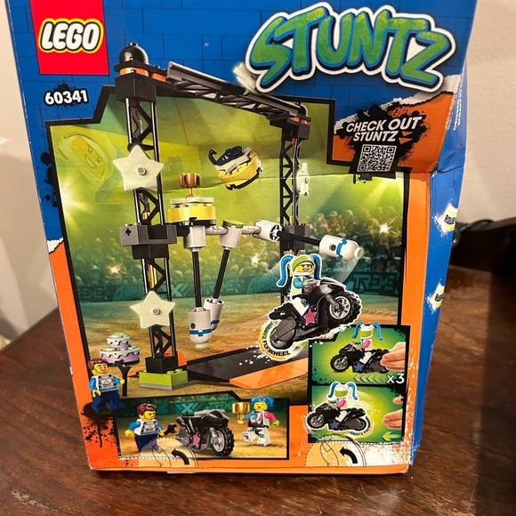 LEGO CITY: The Knockdown Stunt Challenge (60341)  box damage - Picture 2 of 3